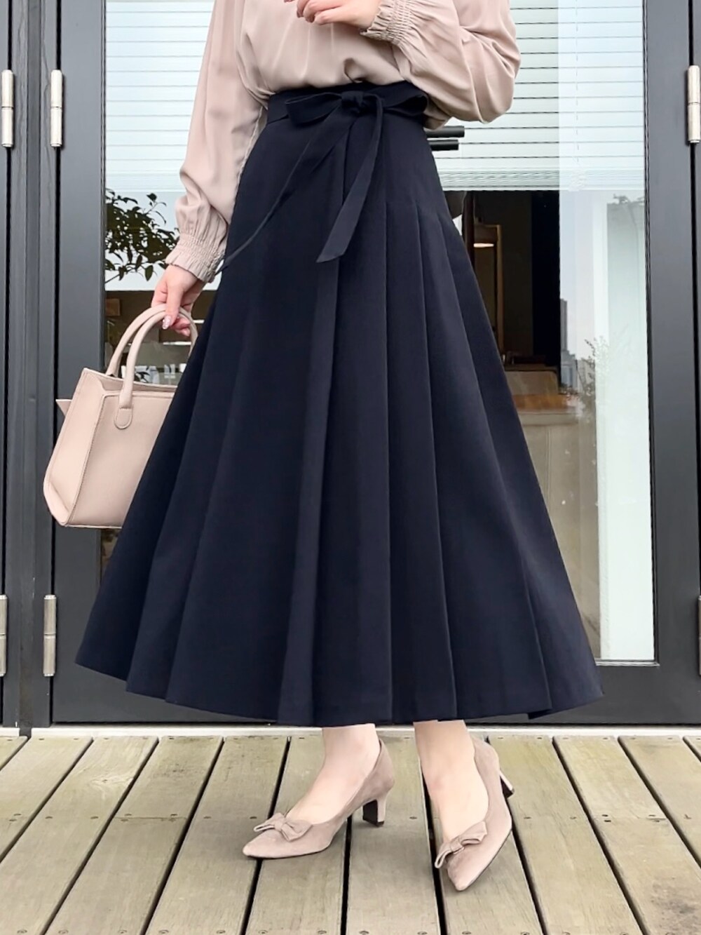 ピンク系のシャツ/ブラウス、ブルー系のスカートを着用したレディースの秋コーディネートの5枚目の写真