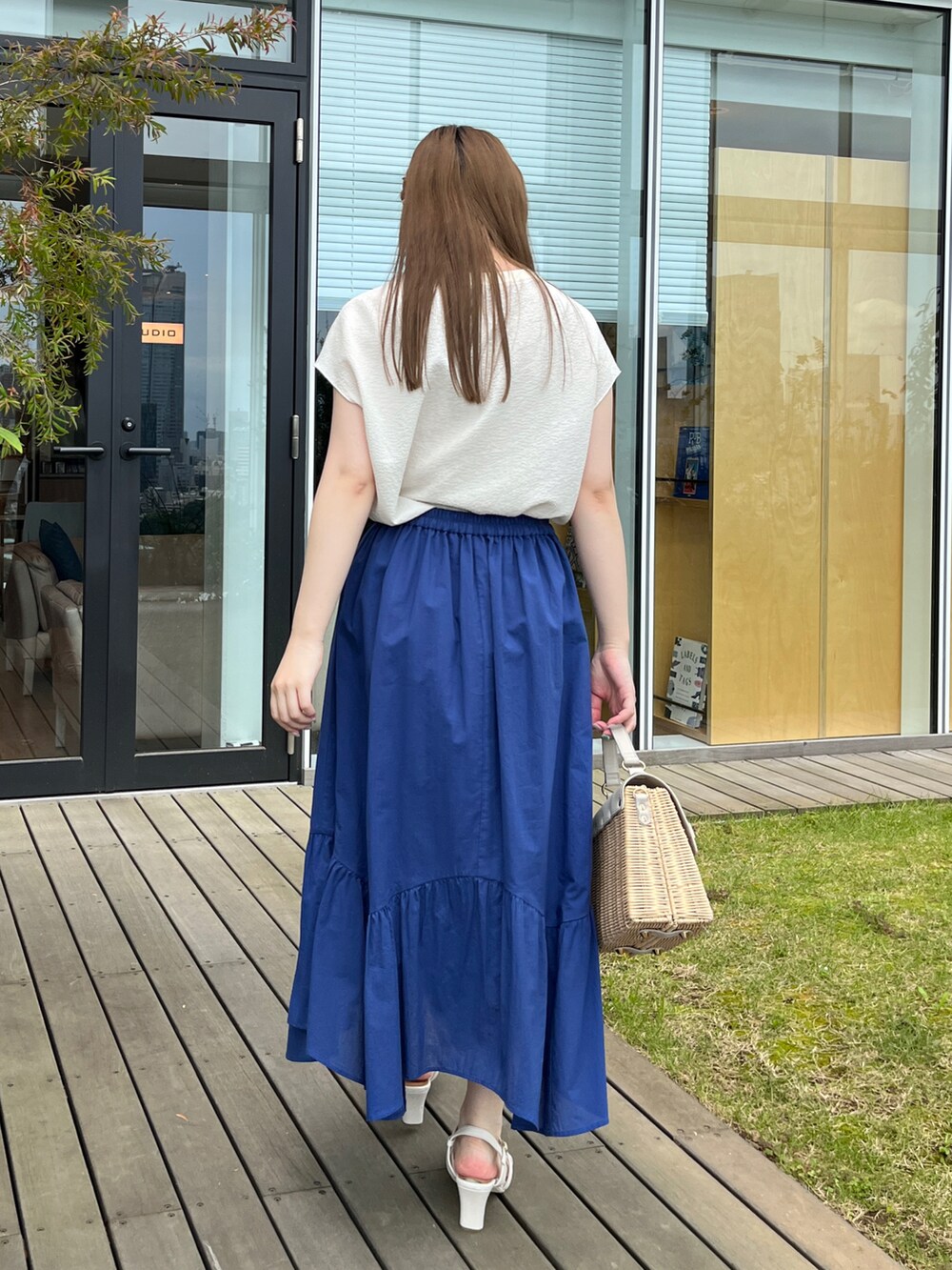 ホワイト系のTシャツ/カットソー、ブルー系のスカート、グレー系のショルダーバッグを着用したレディースの夏コーディネートの3枚目の写真