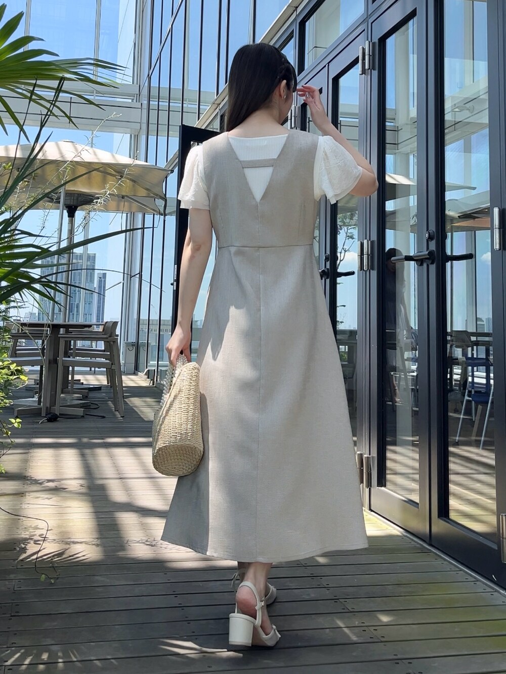 ホワイト系のカーディガン/ボレロ、ベージュ系のワンピースを着用したレディースの夏コーディネートの5枚目の写真