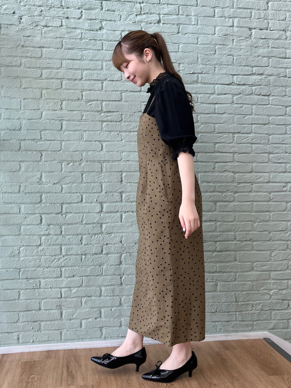 グリーン系のワンピース、ブラック系のショルダーバッグ、ブラック系のシャツ/ブラウスを着用したレディースの夏コーディネートの2枚目の写真