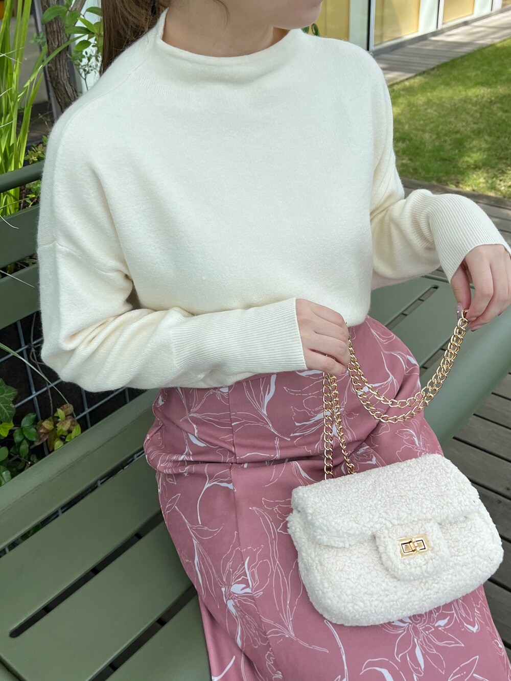 ピンク系のスカートを着用したレディースの秋コーディネートの4枚目の写真