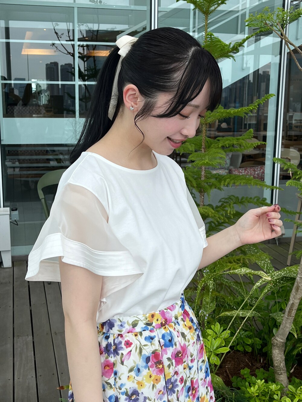 ホワイト系のスカート、ホワイト系のTシャツ/カットソーを着用したレディースの春コーディネートの3枚目の写真