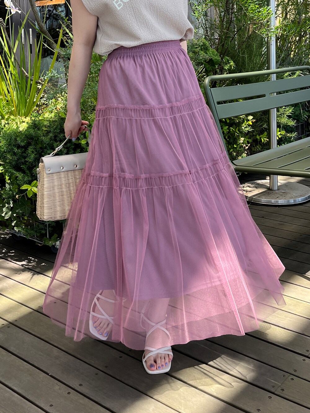 ベージュ系のTシャツ/カットソー、パープル系のスカート、グレー系のショルダーバッグを着用したレディースの夏コーディネートの5枚目の写真