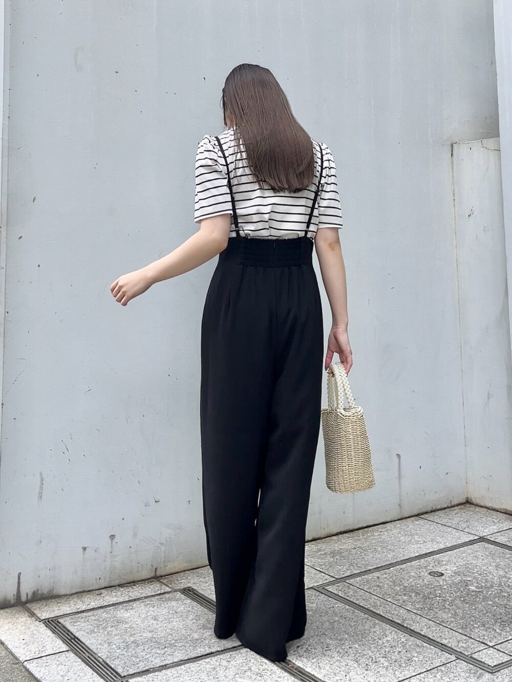 ブラック系のサロペット/オーバーオール、ブラック系のTシャツ/カットソーを着用したレディースの夏コーディネートの3枚目の写真