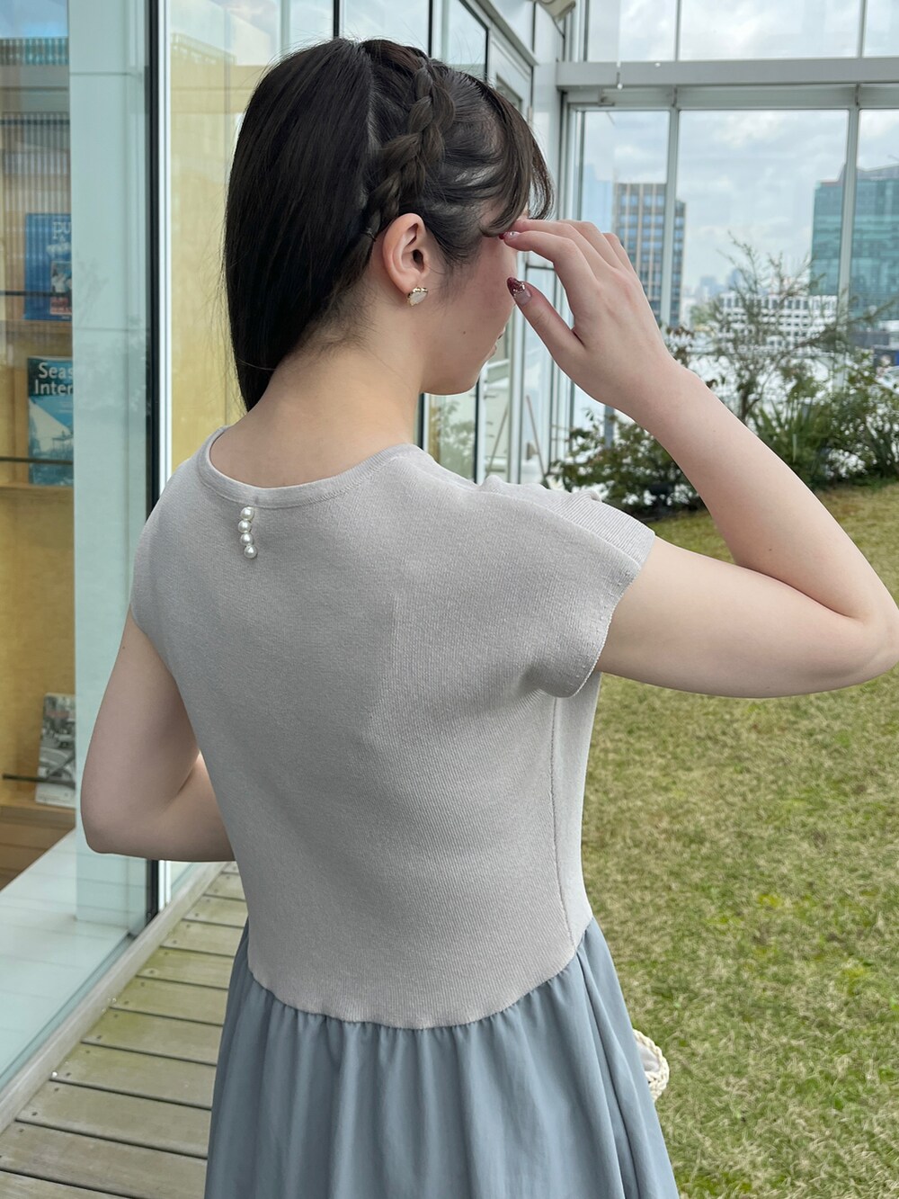 ホワイト系のカーディガン/ボレロ、ブルー系のワンピースを着用したレディースの春コーディネートの5枚目の写真