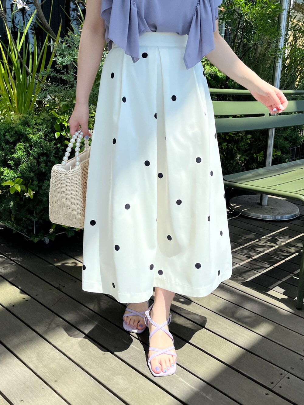 パープル系のシャツ/ブラウス、ベージュ系のスカート、ベージュ系のハンドバッグを着用したレディースの夏コーディネートの5枚目の写真