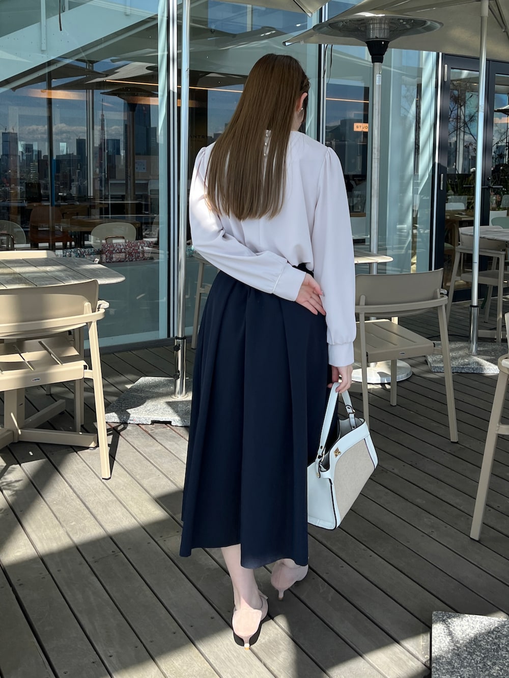 ブルー系のスカート、グレー系のシャツ/ブラウスを着用したレディースの春コーディネートの3枚目の写真