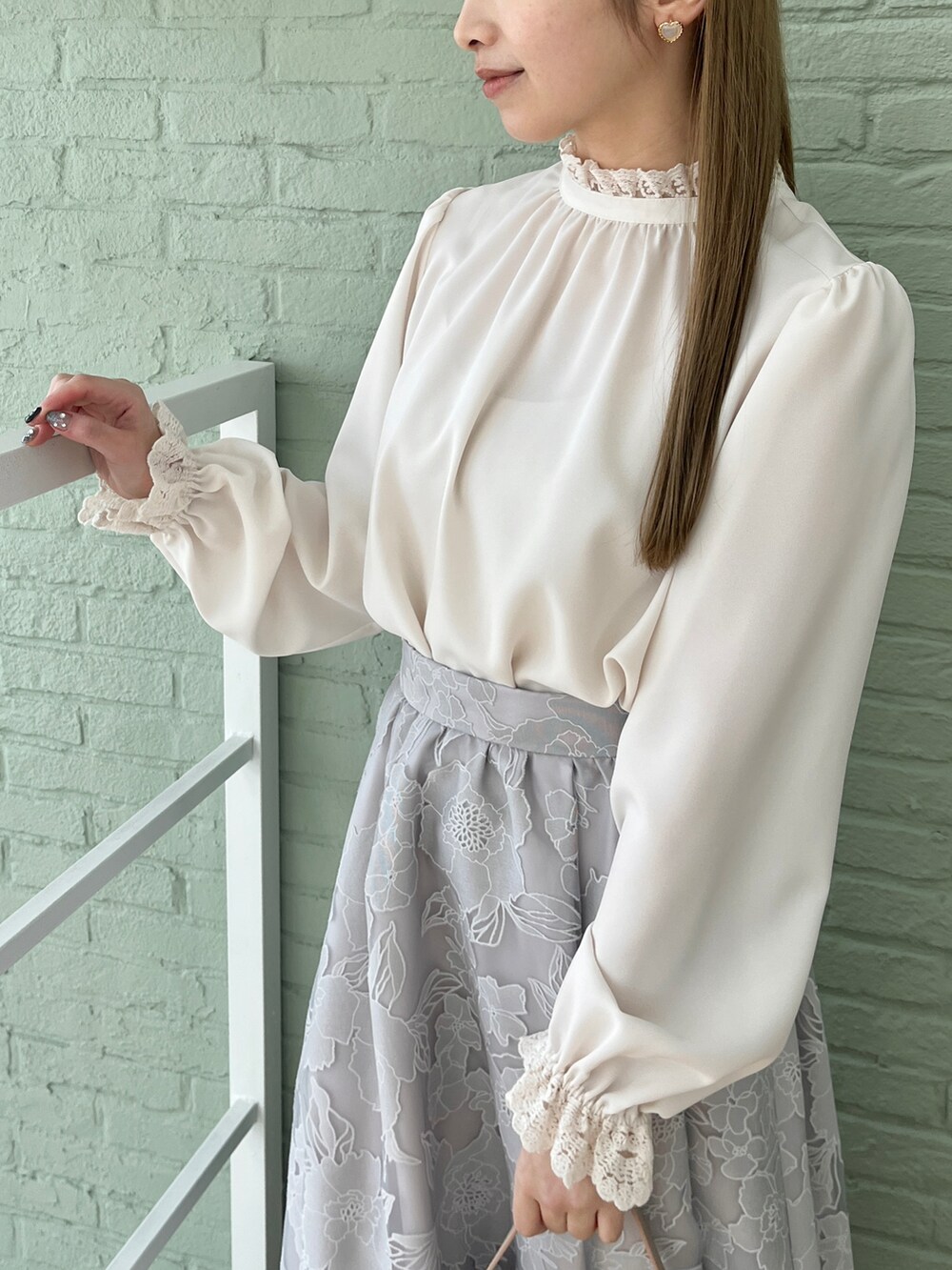 ホワイト系のシャツ/ブラウス、グレー系のスカートを着用したレディースの冬コーディネートの4枚目の写真