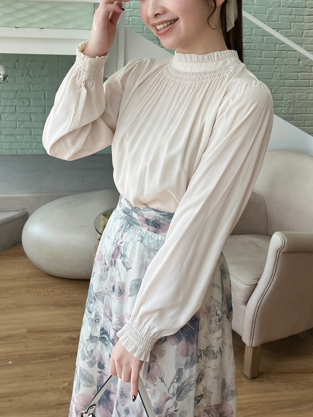 ホワイト系のシャツ/ブラウス、ベージュ系のスカートを着用したレディースの冬コーディネートの4枚目の写真