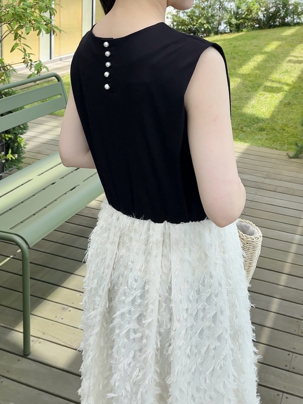 ブラック系のカーディガン/ボレロ、ホワイト系のワンピースを着用したレディースの夏コーディネートの5枚目の写真