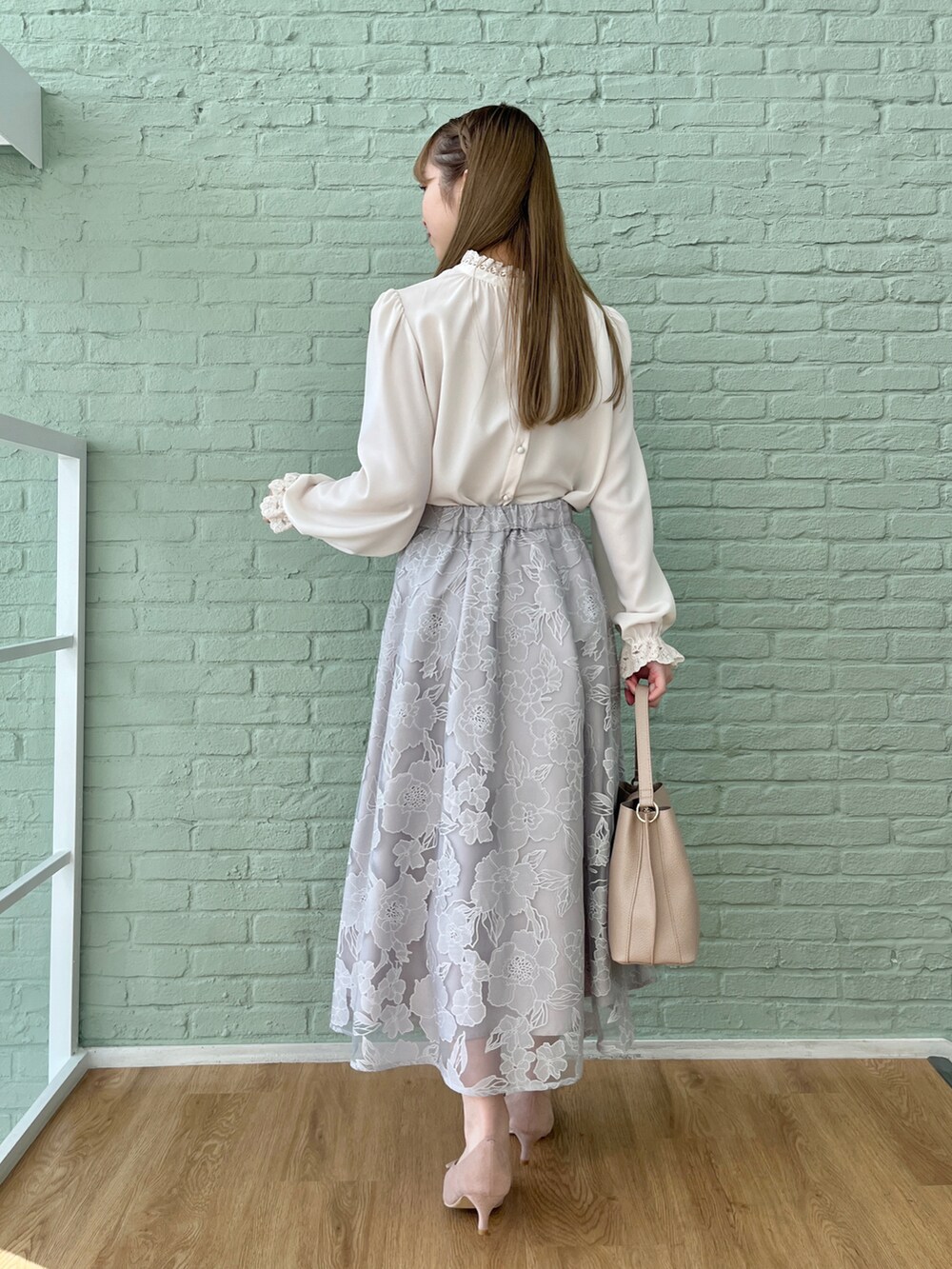 ホワイト系のシャツ/ブラウス、グレー系のスカートを着用したレディースの冬コーディネートの3枚目の写真