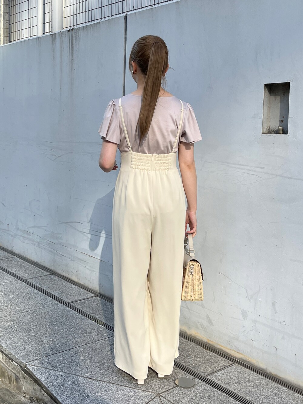 グレー系のTシャツ/カットソー、ホワイト系のサロペット/オーバーオール、グレー系のショルダーバッグを着用したレディースの春コーディネートの3枚目の写真