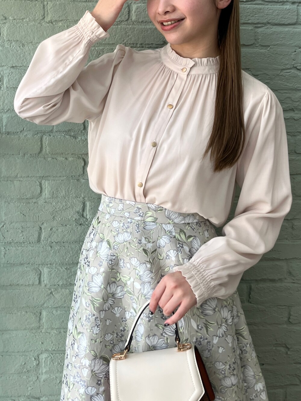 ホワイト系のシャツ/ブラウスを着用したレディースの冬コーディネートの4枚目の写真