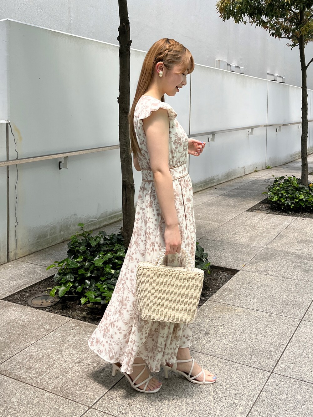 「couture brooch、クチュールブローチ、プチプラ、低身長、154cm、骨格ウェーブ、初夏コーデ、ワンピース、トワルドジュイ、花柄、花柄ワンピース、休日スタイル、デート」｜「couture broochのトワルドジュイライク 配色ラインドレス（ワンピース、ベージュ系）」を使った、aikaさん（骨格ウェーブ・レディース・154cm）の春コーディネートの2枚目の写真
