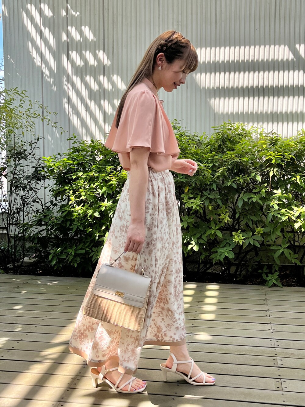 オレンジ系のシャツ/ブラウス、ベージュ系のスカート、グレー系のショルダーバッグを着用したレディースの夏コーディネートの2枚目の写真