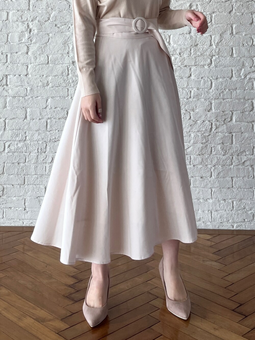 ホワイト系のニット/セーター、ホワイト系のスカート、ベージュ系のパンプスを着用したレディースの冬コーディネートの4枚目の写真