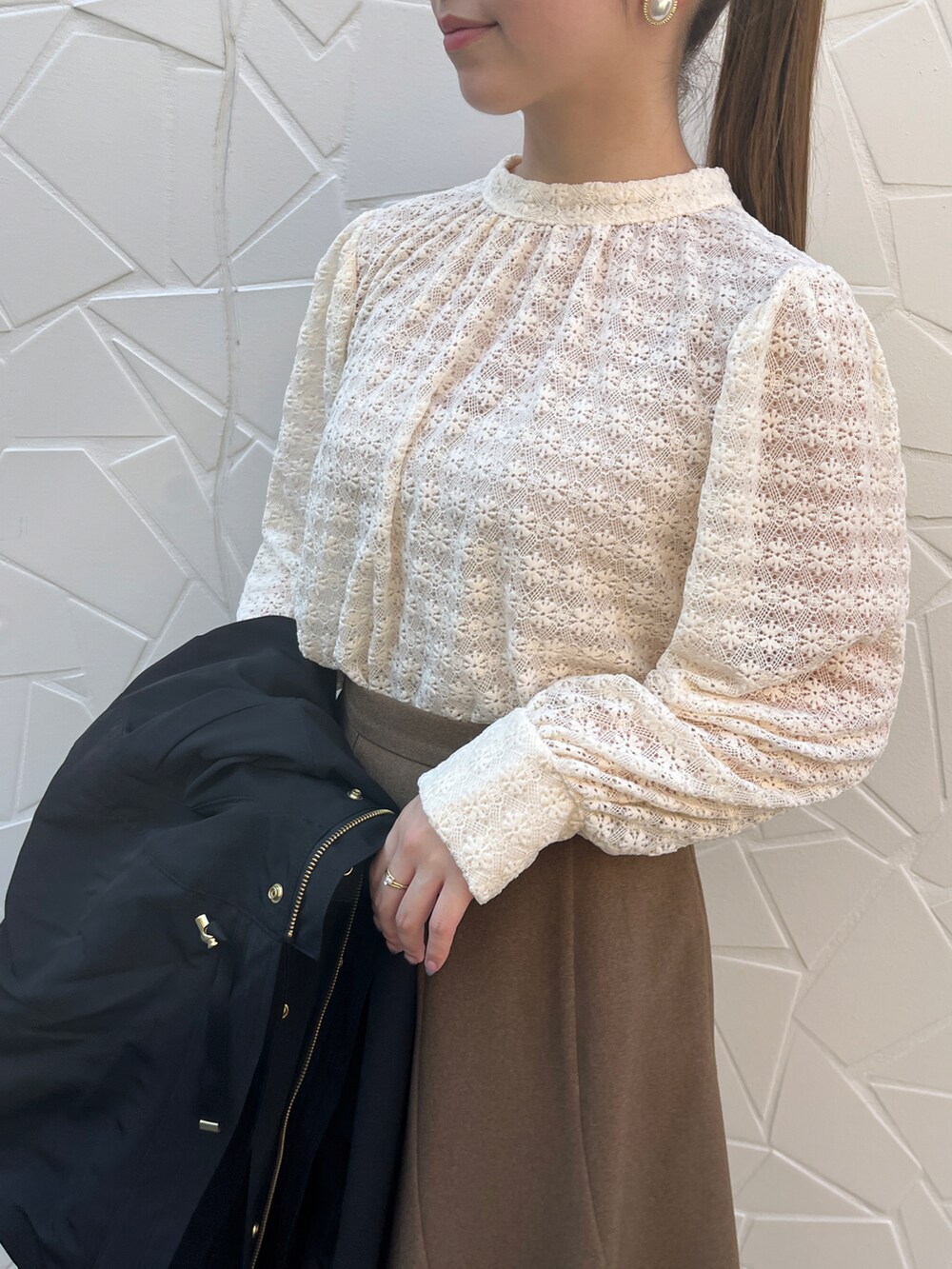 ホワイト系のシャツ/ブラウス、ブラック系のブルゾン、イエロー系のスカートを着用したレディースの秋コーディネートの5枚目の写真