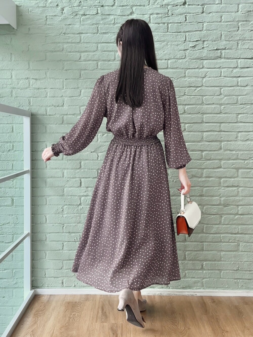 ブラウン系のワンピースを着用したレディースの秋コーディネートの3枚目の写真