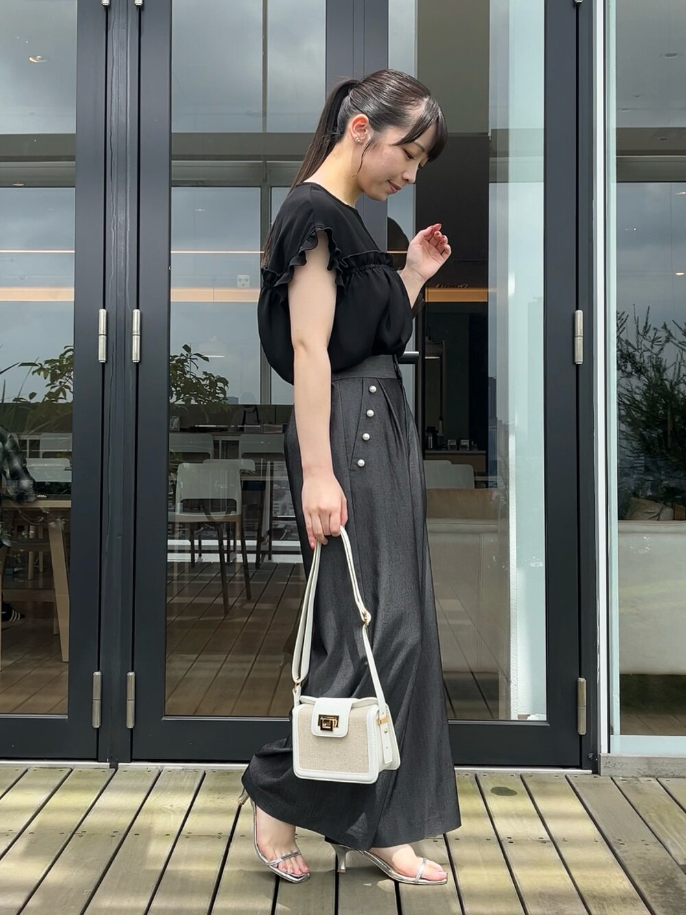 ブラック系のチュニック、ブラック系のその他パンツを着用したレディースの夏コーディネートの2枚目の写真