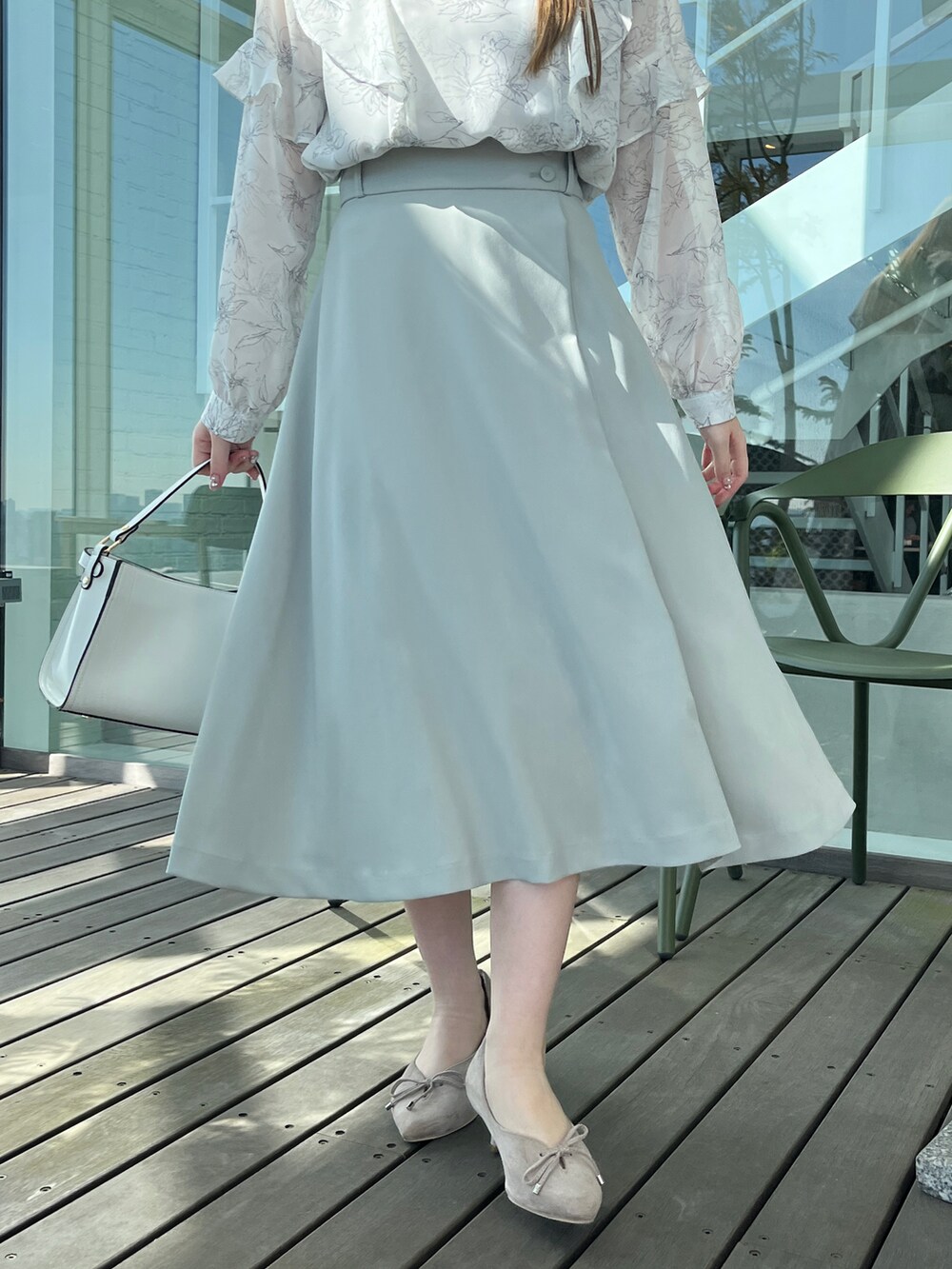 グレー系のシャツ/ブラウス、グリーン系のスカートを着用したレディースの冬コーディネートの5枚目の写真