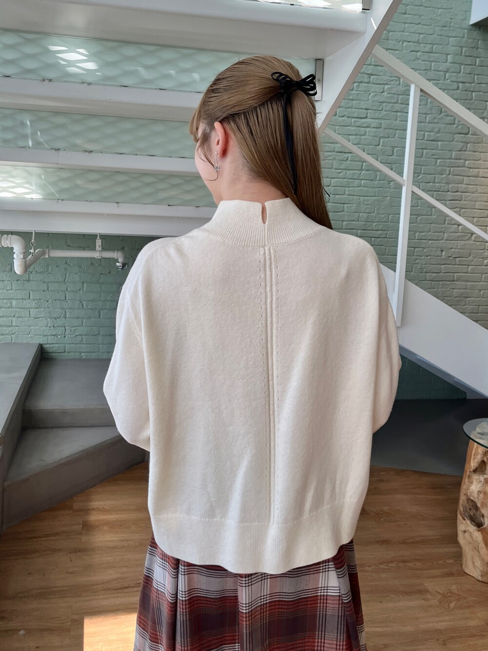 ホワイト系のニット/セーター、ブラウン系のスカート、ブラック系のその他シューズを着用したレディースの秋コーディネートの4枚目の写真