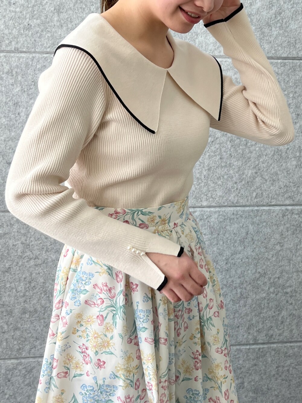 「ニット、春ニット、ビッグカラー、パール、スカート、花柄スカート、春コーデ、オトナ女子、ほめられ本命コーデ、淡色コーデ、オトナカワイイ、ワントーンコーデ、154cm、couture brooch、クチュールブローチ」｜「couture broochの【袖フェイクパールで華やか大人フェミニン】Bigカラーリブニット（ニット/セーター、ホワイト系）」を使った、aikaさん（骨格ウェーブ・レディース・154cm）の冬コーディネートの4枚目の写真