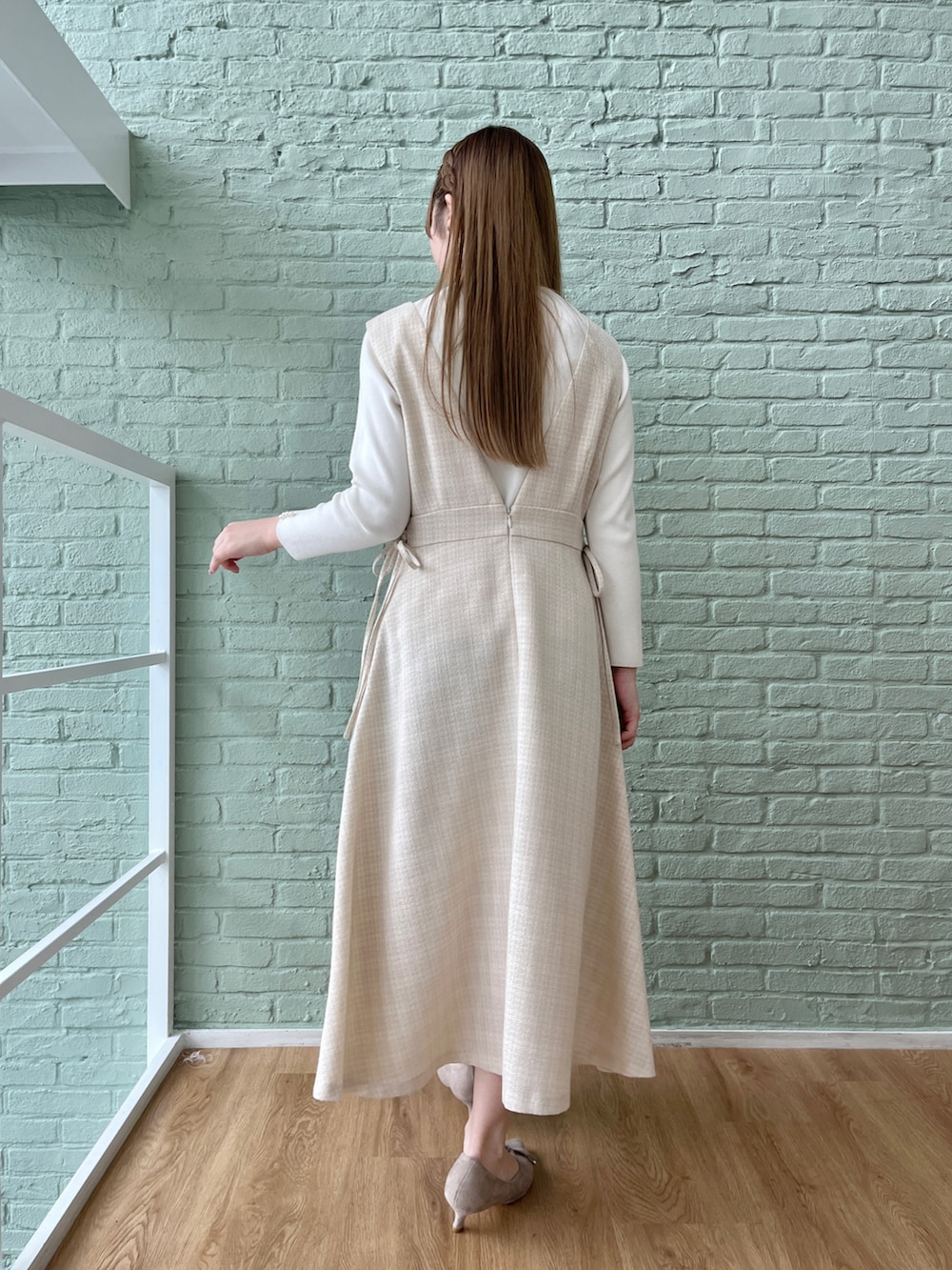 ベージュ系のワンピースを着用したレディースの春コーディネートの3枚目の写真