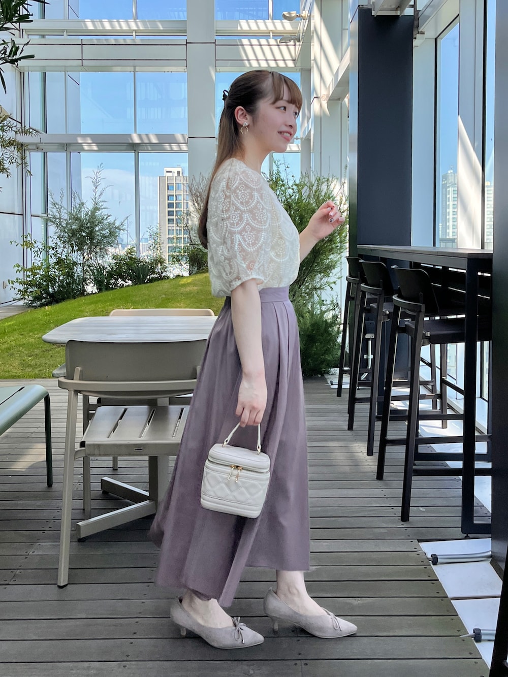 ホワイト系のTシャツ/カットソー、ホワイト系のショルダーバッグ、ブラウン系のスカートを着用したレディースの夏コーディネートの2枚目の写真