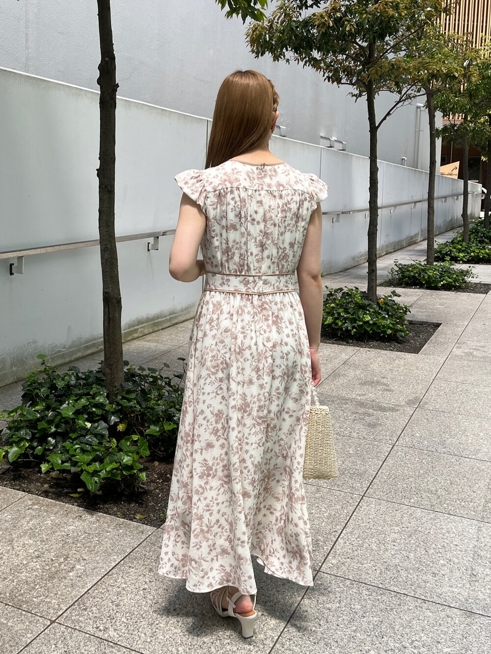 「couture brooch、クチュールブローチ、プチプラ、低身長、154cm、骨格ウェーブ、初夏コーデ、ワンピース、トワルドジュイ、花柄、花柄ワンピース、休日スタイル、デート」｜「couture broochのトワルドジュイライク 配色ラインドレス（ワンピース、ベージュ系）」を使った、aikaさん（骨格ウェーブ・レディース・154cm）の春コーディネートの3枚目の写真
