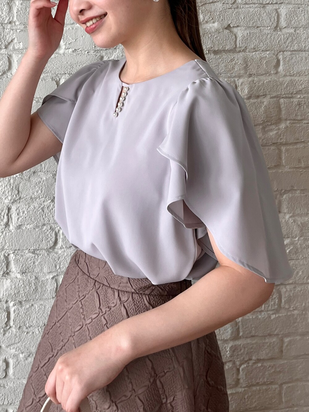 グレー系のシャツ/ブラウス、ブラウン系のスカート、ホワイト系のショルダーバッグを着用したレディースの夏コーディネートの4枚目の写真