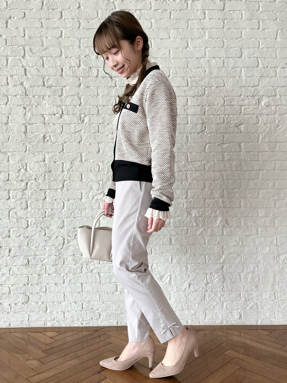ホワイト系のシャツ/ブラウス、ベージュ系のカーディガン/ボレロ、ホワイト系のショルダーバッグを着用したレディースの冬コーディネートの2枚目の写真
