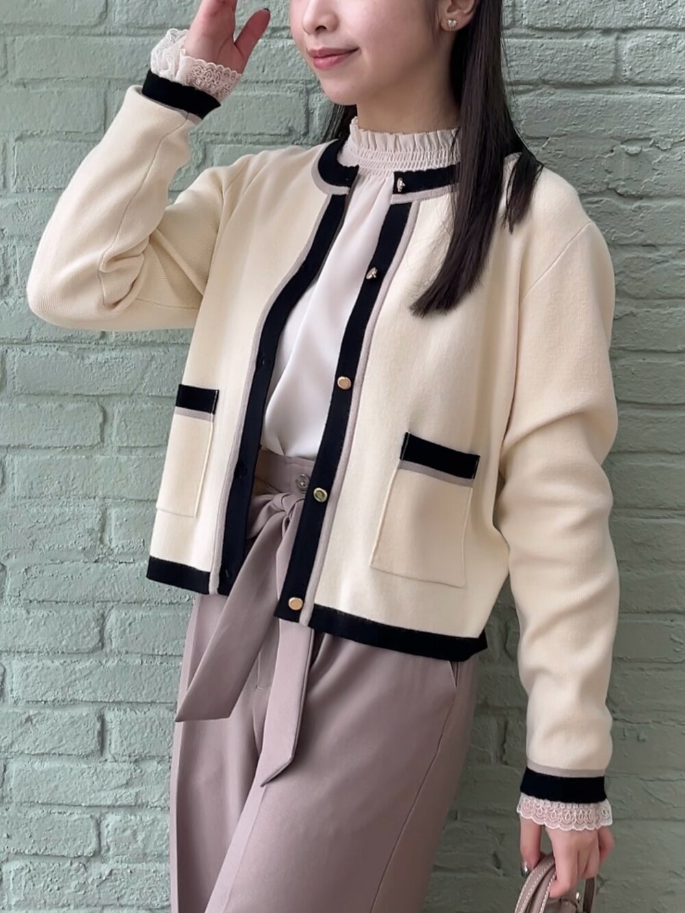 イエロー系のその他パンツ、ホワイト系のカーディガン/ボレロを着用したレディースの秋コーディネートの4枚目の写真