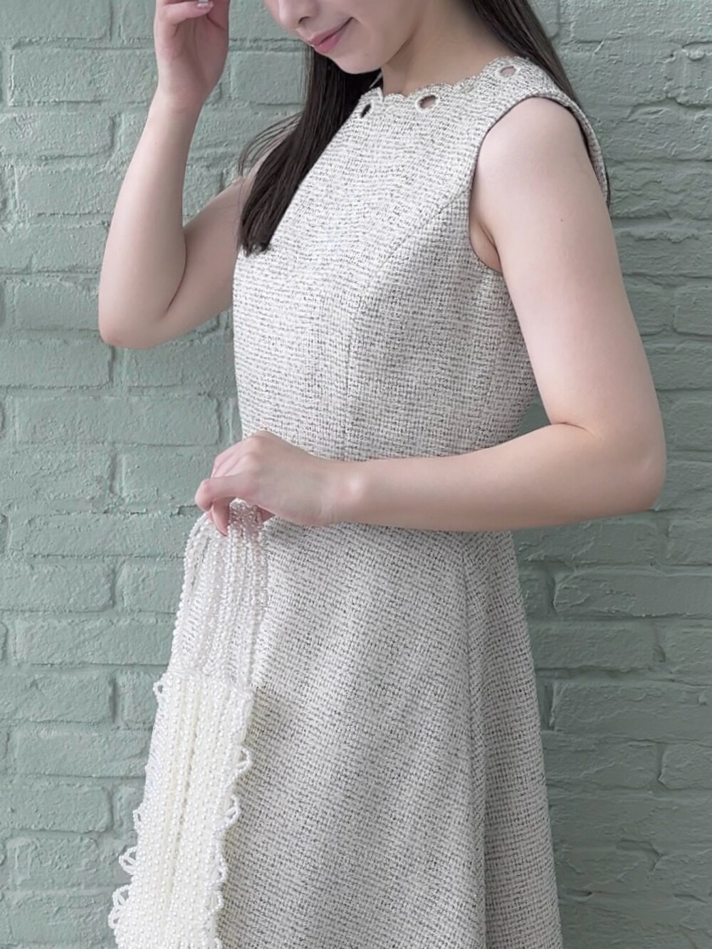 ホワイト系のワンピースを着用したレディースの秋コーディネートの3枚目の写真