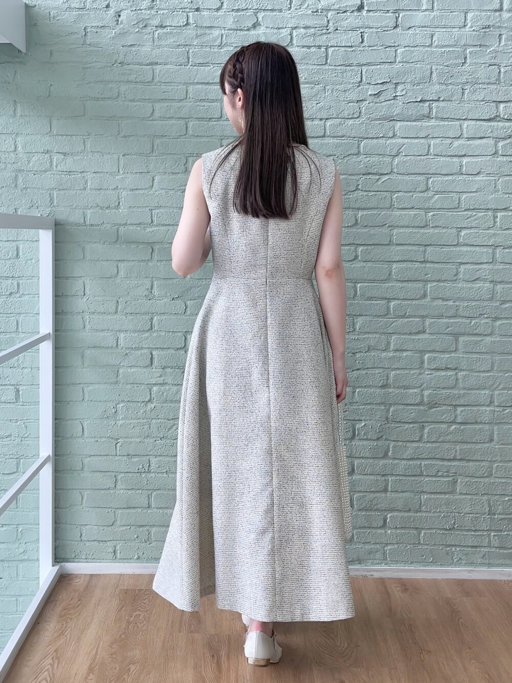 ホワイト系のワンピースを着用したレディースの秋コーディネートの2枚目の写真