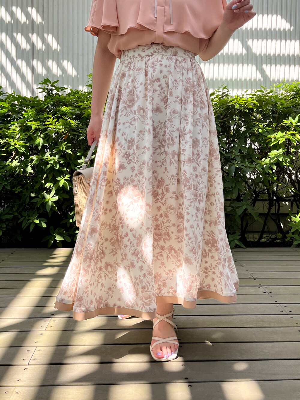 オレンジ系のシャツ/ブラウス、ベージュ系のスカート、グレー系のショルダーバッグを着用したレディースの夏コーディネートの5枚目の写真