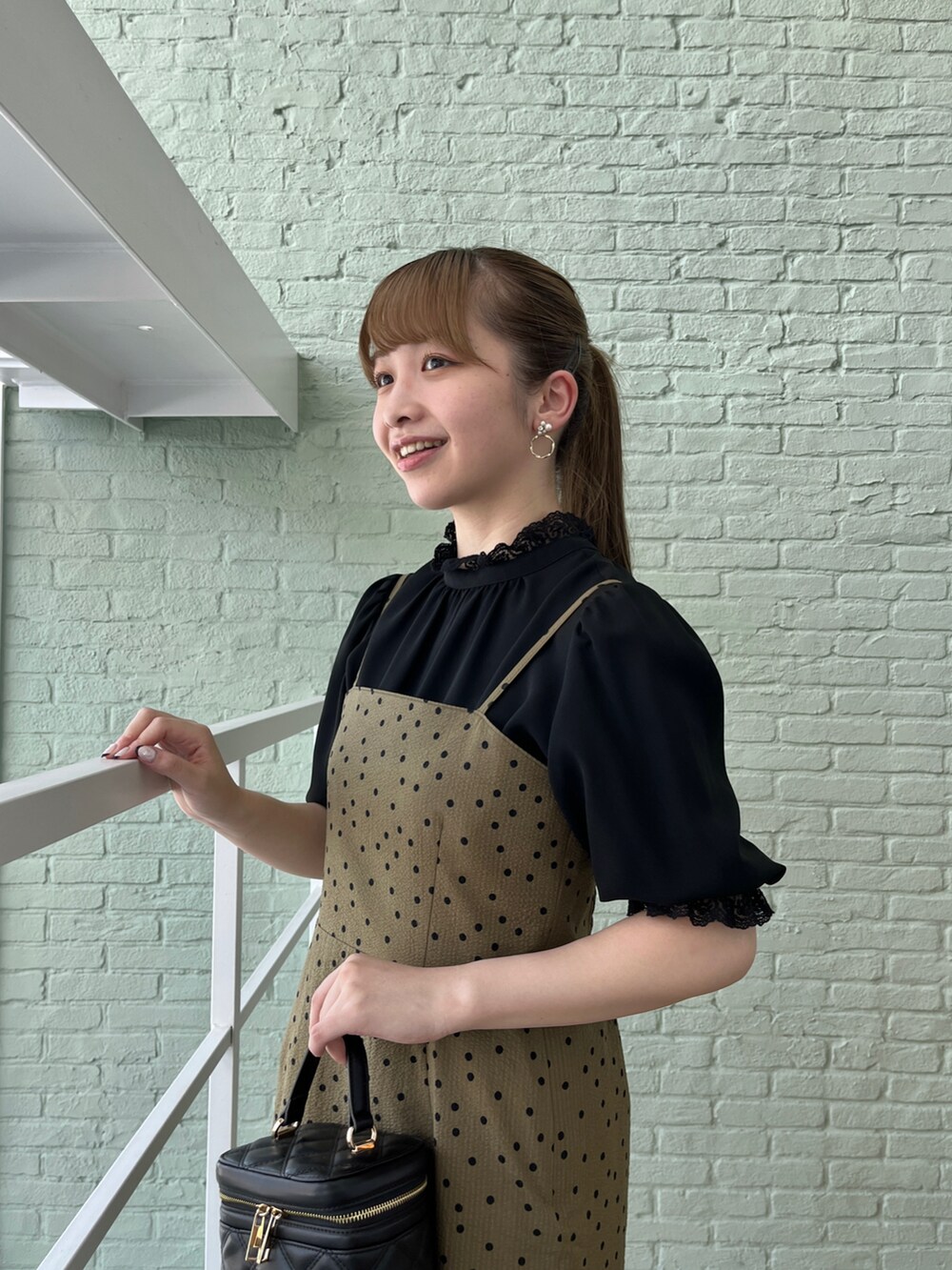 グリーン系のワンピース、ブラック系のショルダーバッグ、ブラック系のシャツ/ブラウスを着用したレディースの夏コーディネートの4枚目の写真