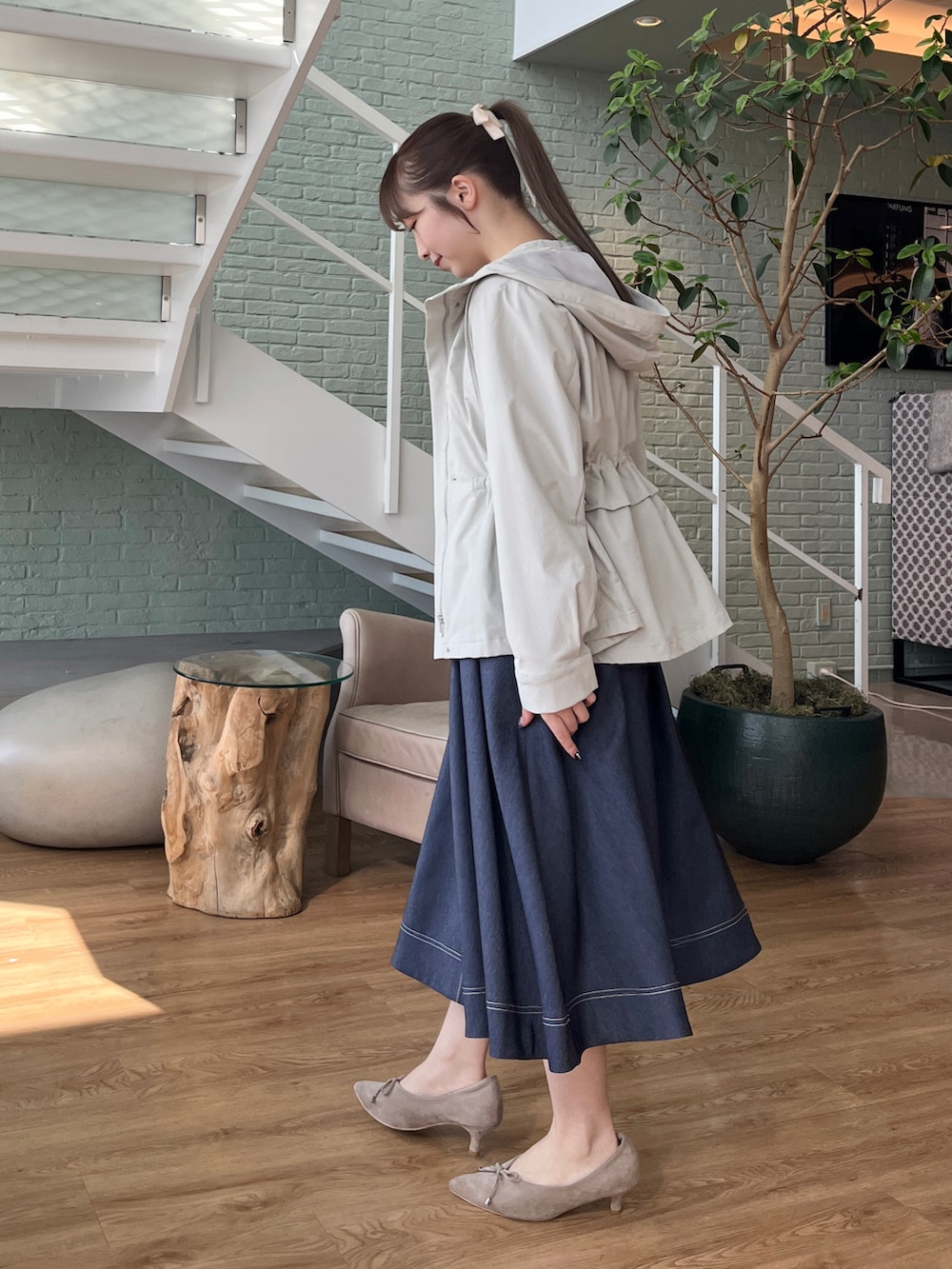 グリーン系のブルゾン、ブルー系のワンピースを着用したレディースの冬コーディネートの2枚目の写真