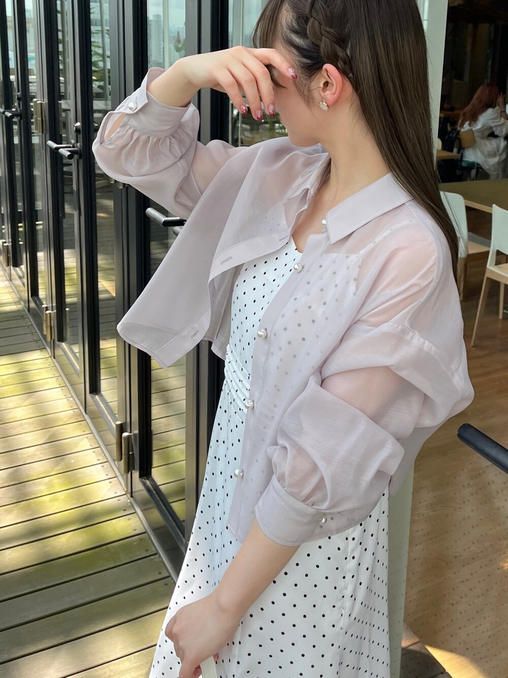 ベージュ系のシャツ/ブラウス、ホワイト系のワンピースを着用したレディースの春コーディネートの3枚目の写真