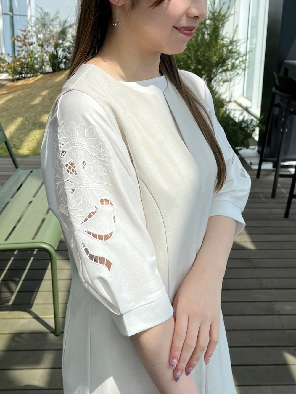 グレー系のワンピース、ホワイト系のTシャツ/カットソーを着用したレディースの春コーディネートの4枚目の写真