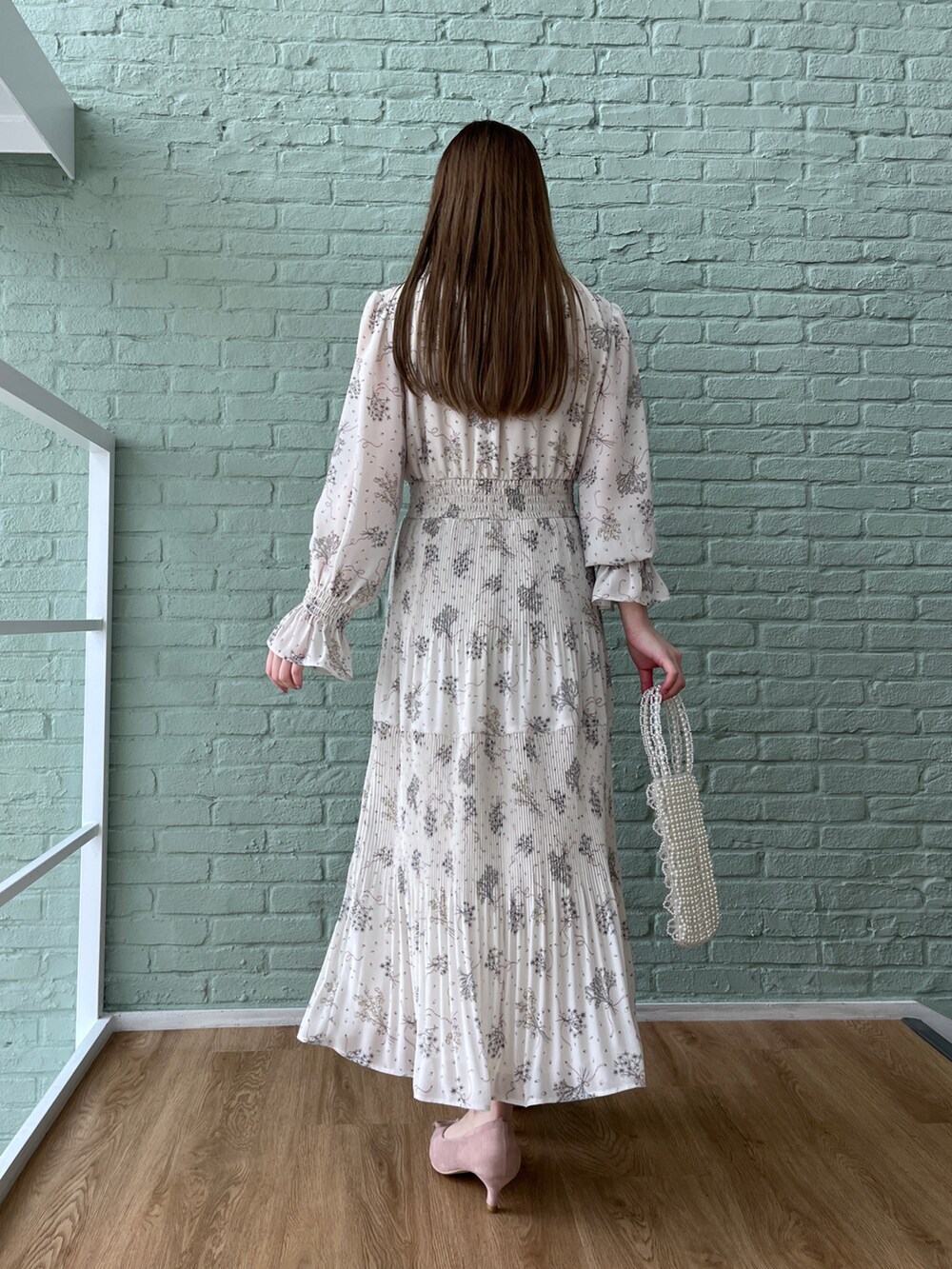 ベージュ系のワンピースを着用したレディースの冬コーディネートの3枚目の写真