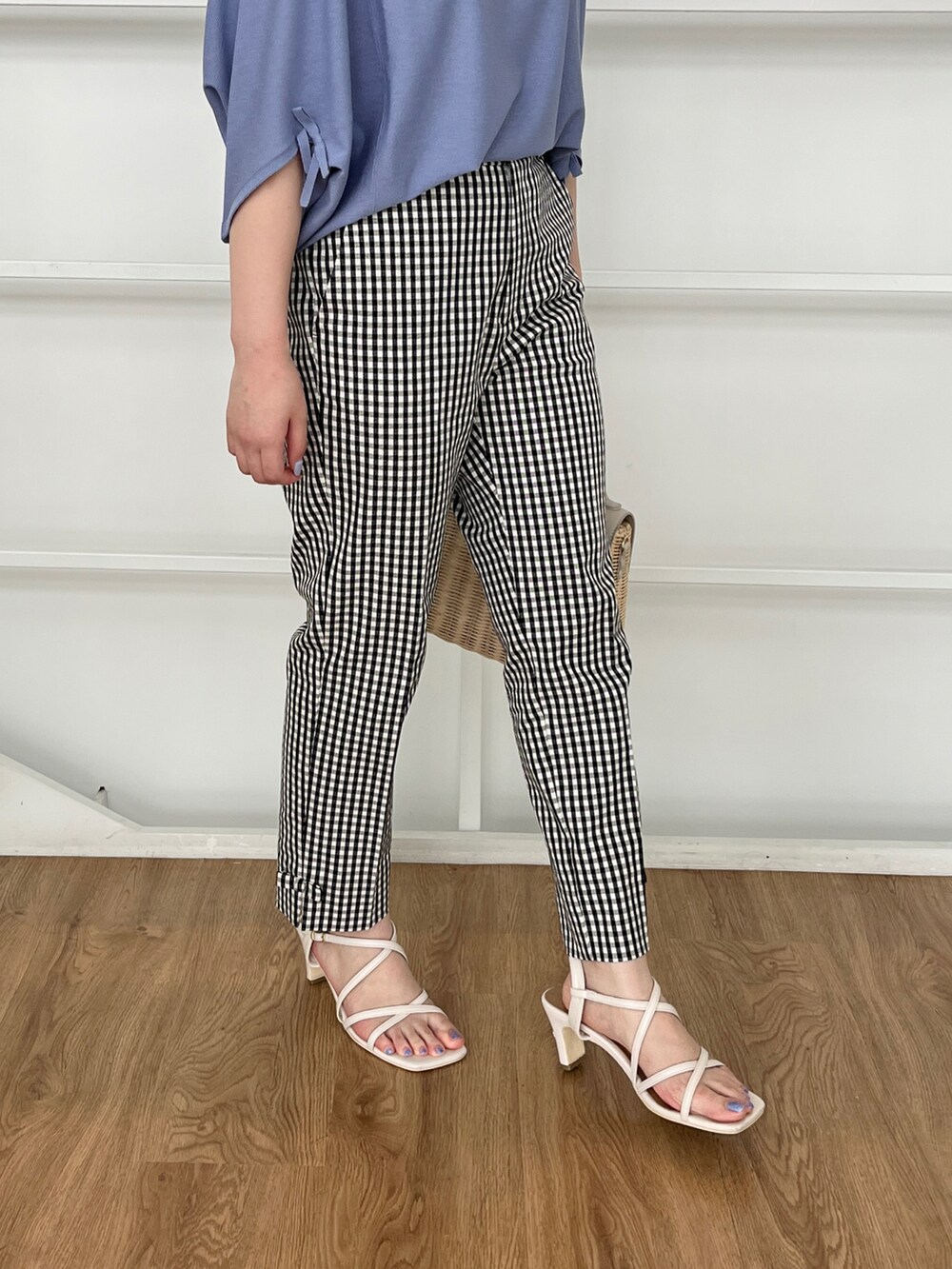 ブルー系のニット/セーター、ブラック系のその他パンツ、グレー系のショルダーバッグを着用したレディースの夏コーディネートの5枚目の写真