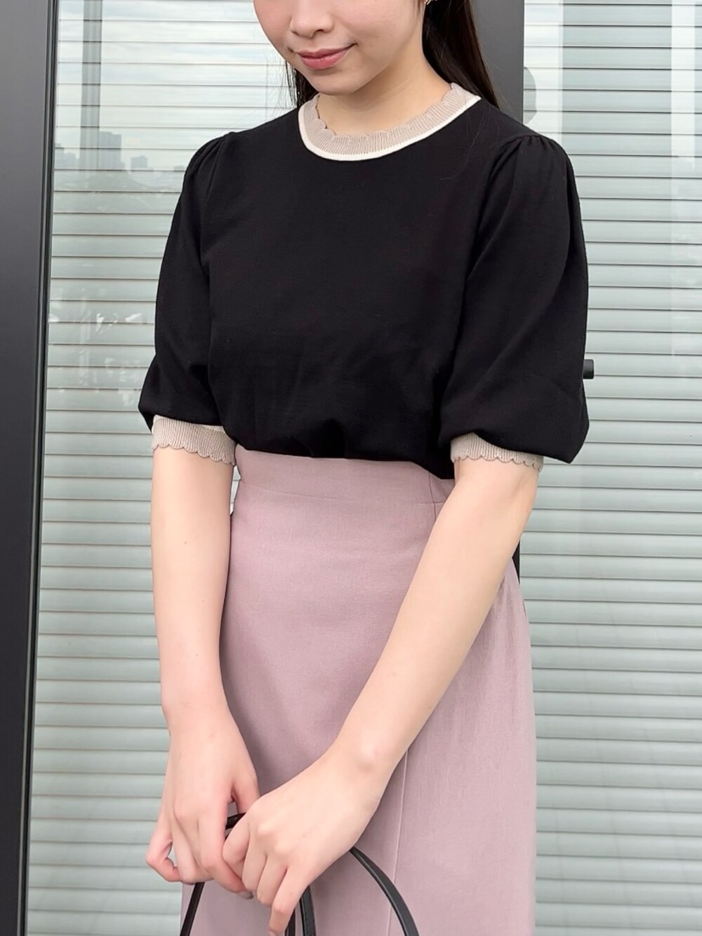 ブラック系のニット/セーターを着用したレディースの夏コーディネートの3枚目の写真