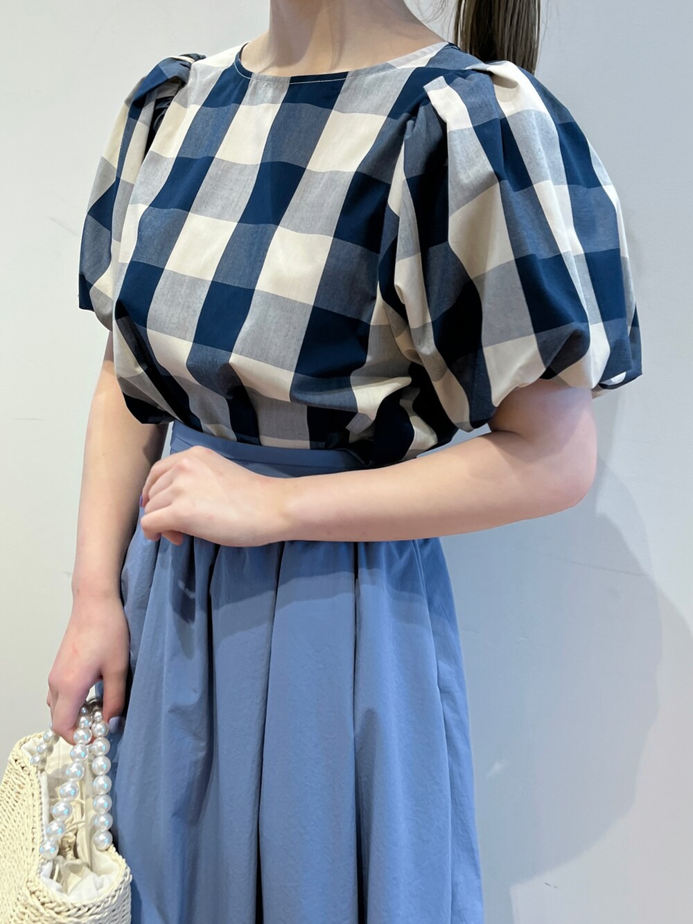 ブルー系のシャツ/ブラウス、ブルー系のスカート、シルバー系のパンプスを着用したレディースの春コーディネートの4枚目の写真