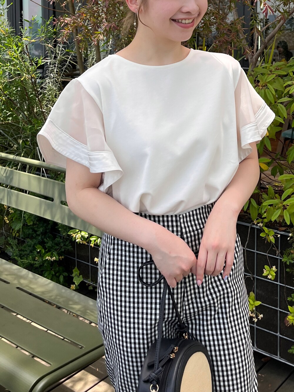 ホワイト系のTシャツ/カットソー、ブラック系のその他パンツ、ブラック系のショルダーバッグを着用したレディースの夏コーディネートの4枚目の写真