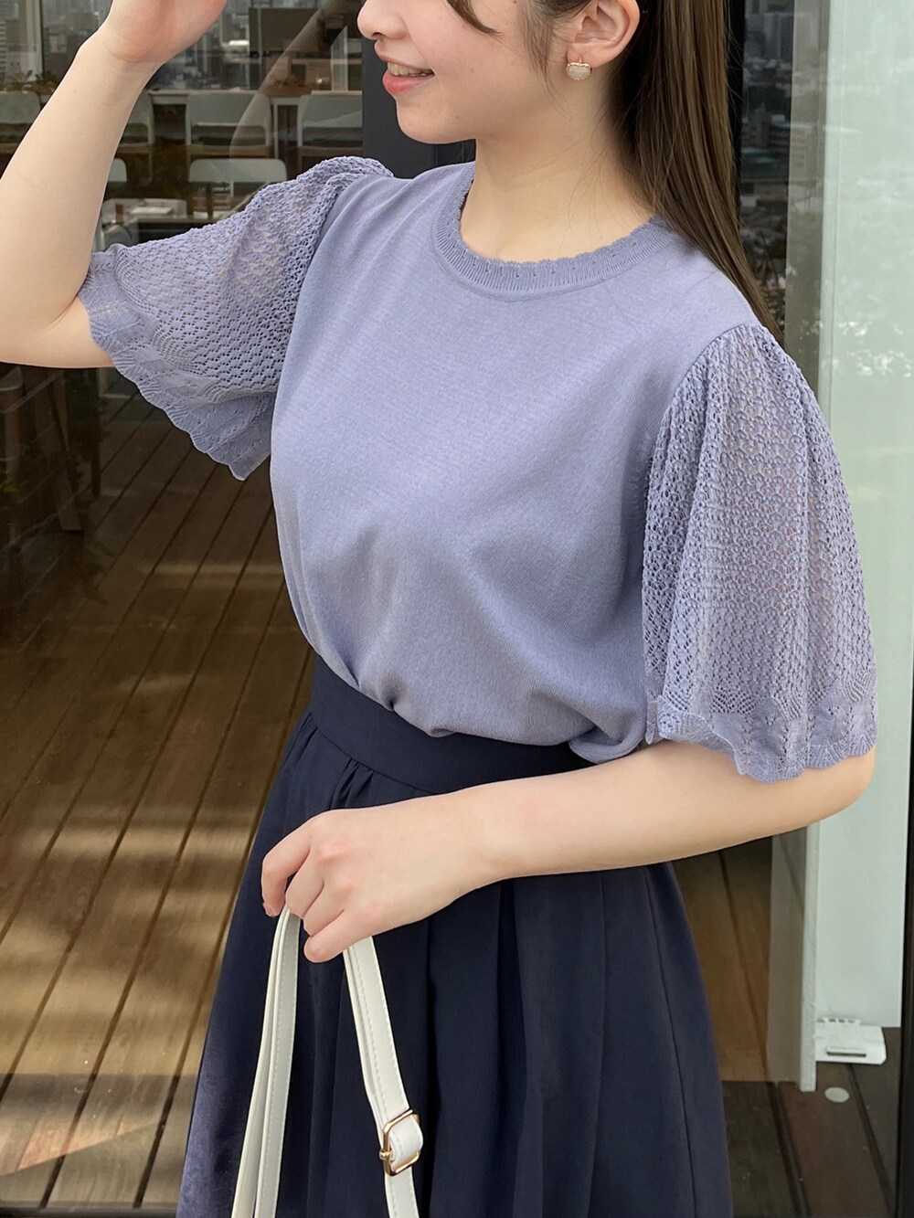 ブルー系のカーディガン/ボレロ、ブルー系のニット/セーター、ブルー系のスカートを着用したレディースの春コーディネートの4枚目の写真