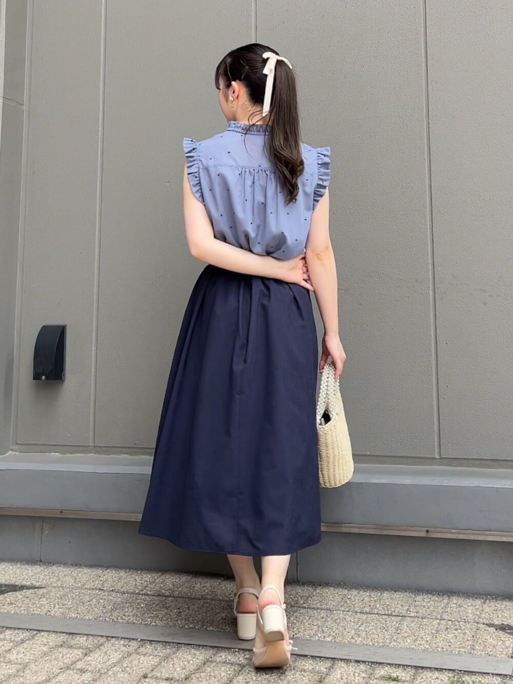 ブルー系のスカート、ブルー系のシャツ/ブラウスを着用したレディースの春コーディネートの3枚目の写真