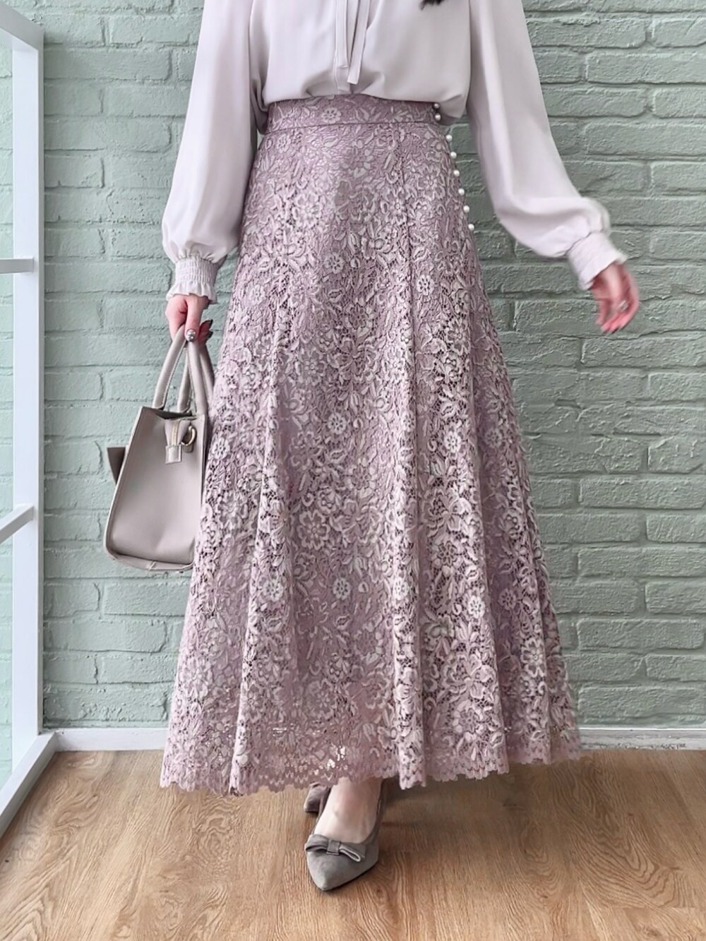 ピンク系のスカート、グレー系のシャツ/ブラウスを着用したレディースの秋コーディネートの5枚目の写真