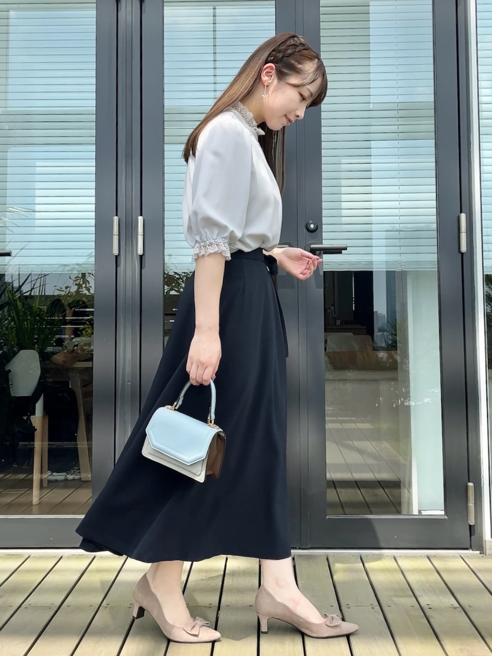 グレー系のシャツ/ブラウス、ブルー系のスカートを着用したレディースの秋コーディネートの2枚目の写真