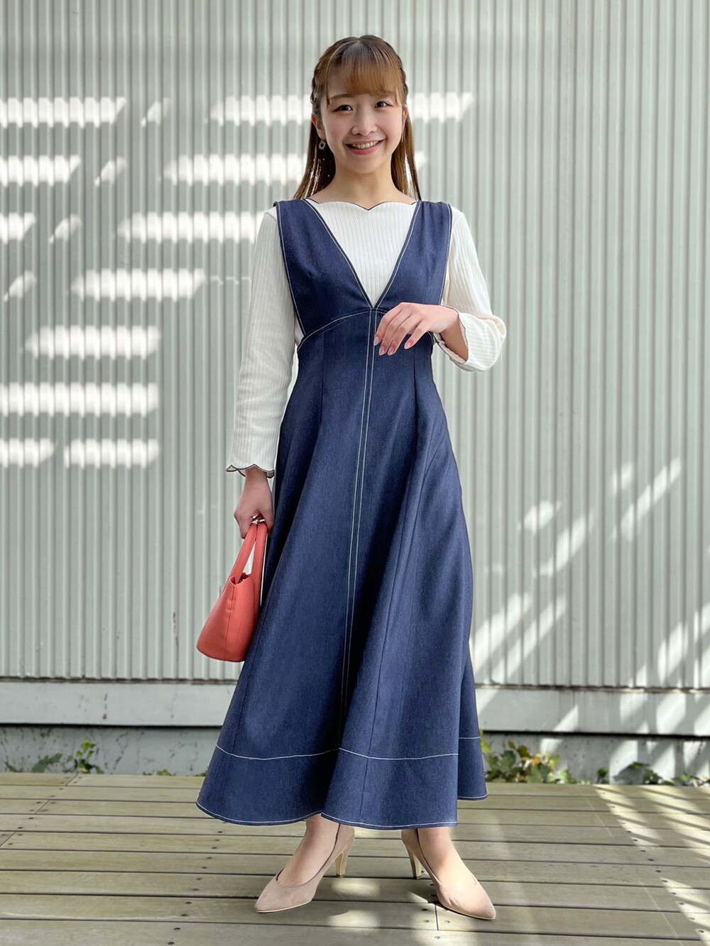 ブルー系のスカート、ホワイト系のTシャツ/カットソー、ピンク系のショルダーバッグを着用したレディースの春コーディネートの5枚目の写真