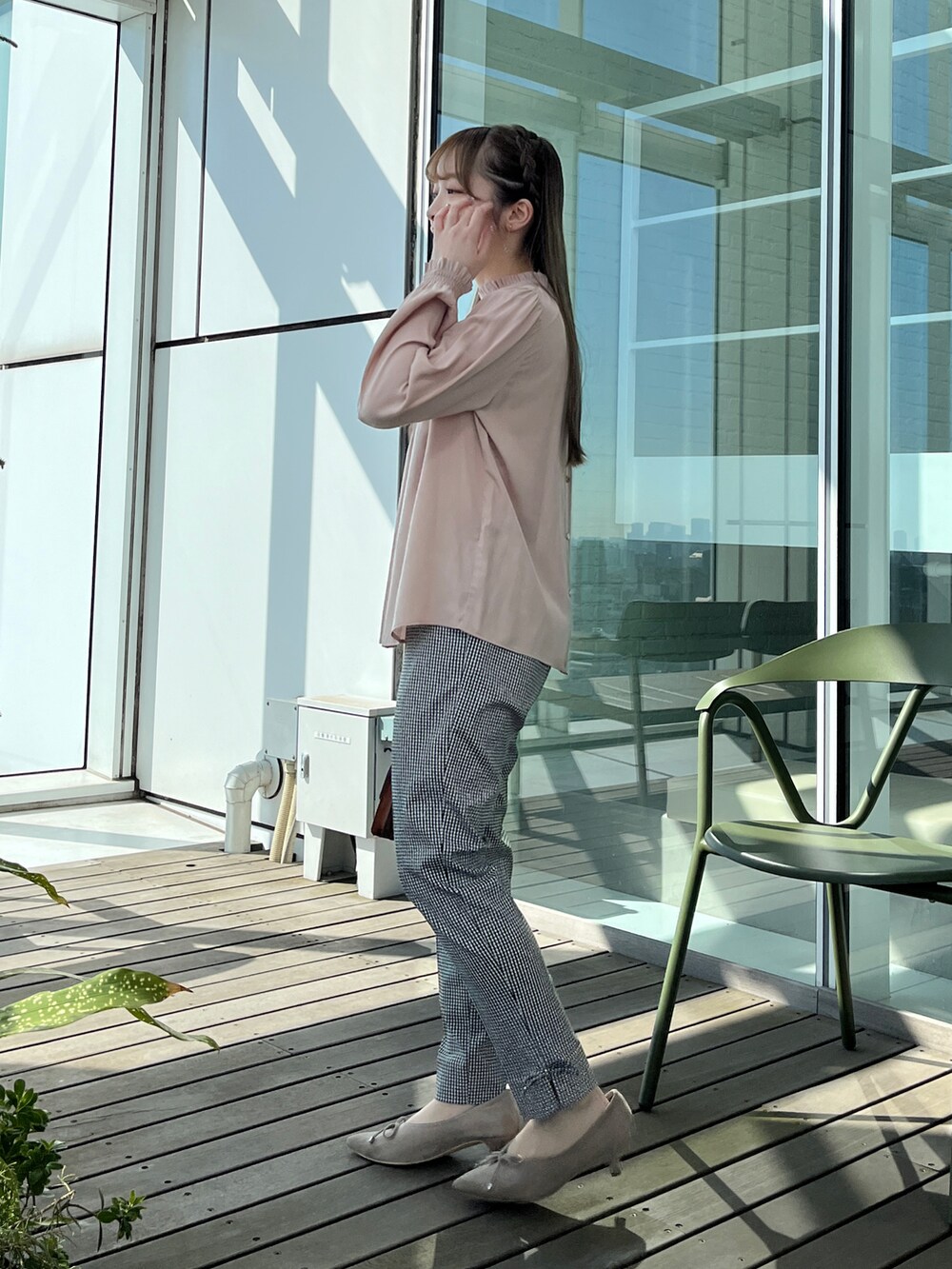 ブラック系のその他パンツ、ベージュ系のシャツ/ブラウスを着用したレディースの冬コーディネートの2枚目の写真